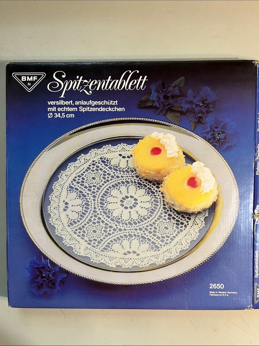 Spitzentablett Silver-Plated Serving Tray with White Lace Doily